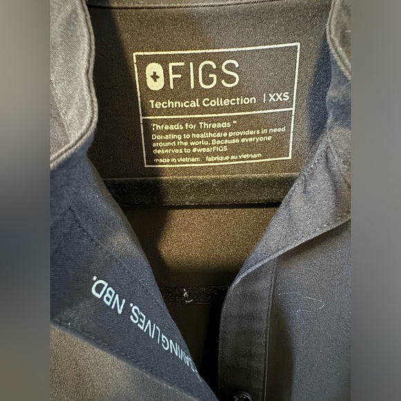 FIGS women’s Moss Rafaela Oversized Scrub Top - Picture 4 of 4